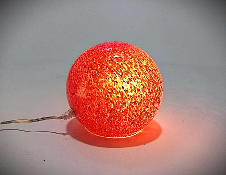 Candeeiro de mesa bola em vidro vermelho – Estilo retro/moderno