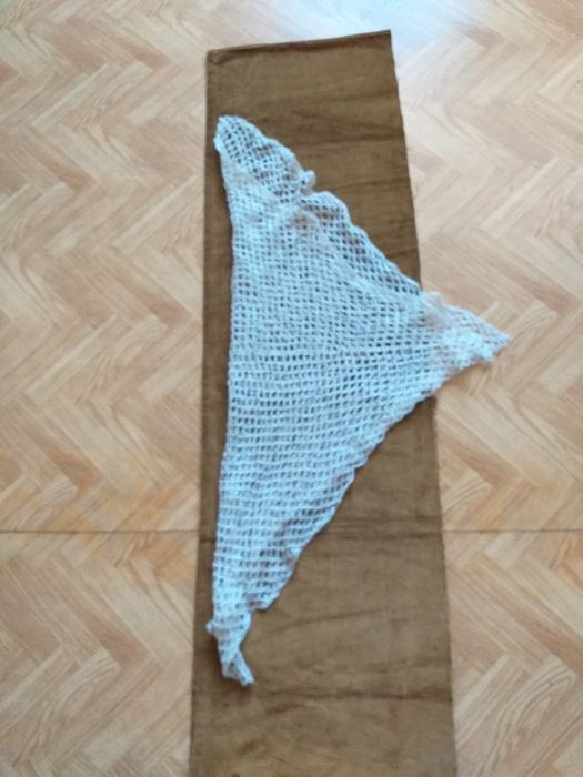 Chusta , szal  z wełny że srebrną nitką  robiony ręcznie.