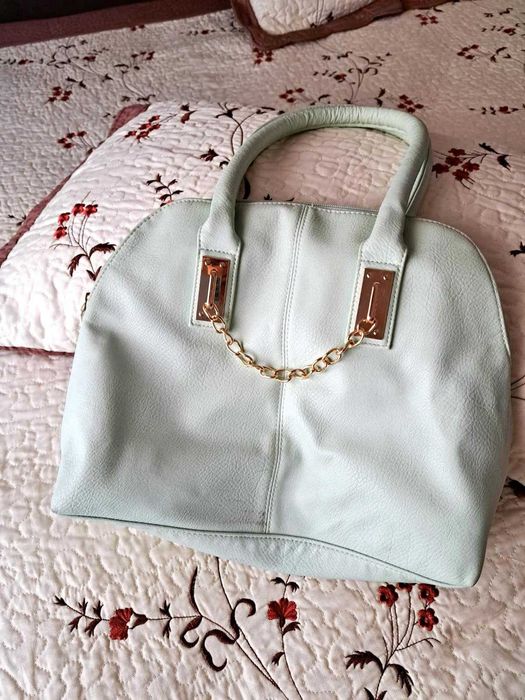 Bolsa de mulher com marcas de uso