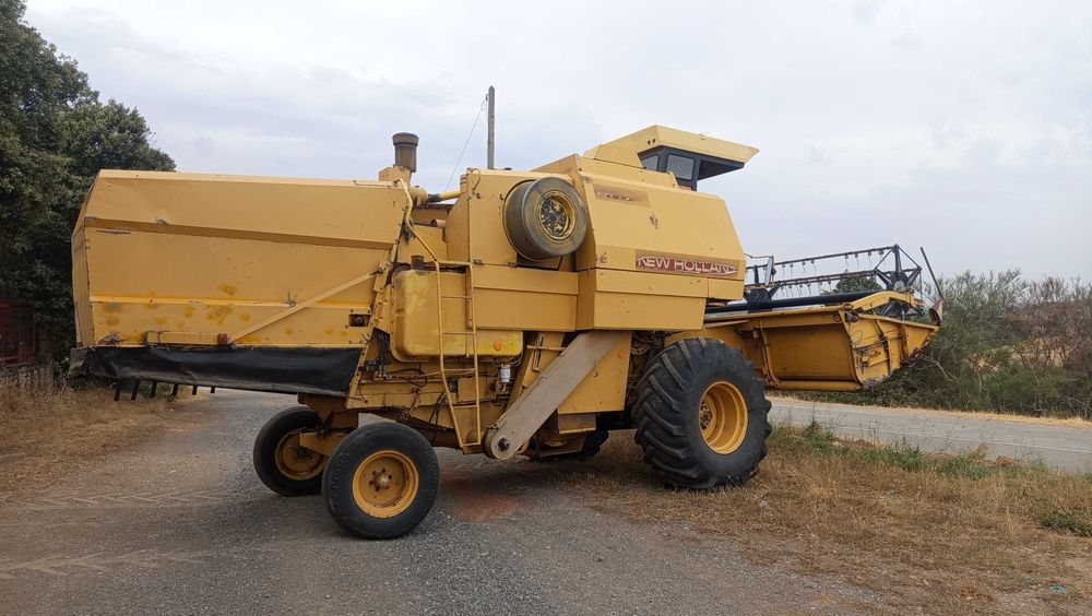 Ceifeira debulhadora New Holland 8040