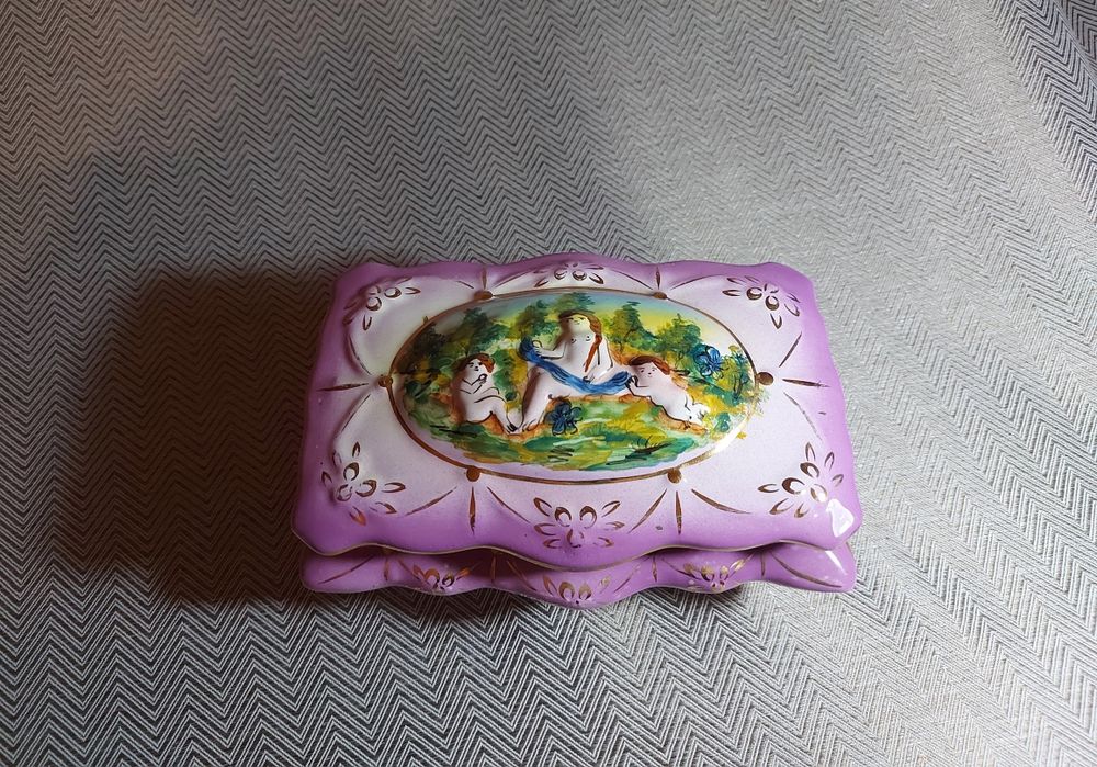 Caixinha de porcelana lilás antiga / Guarda joias antiga