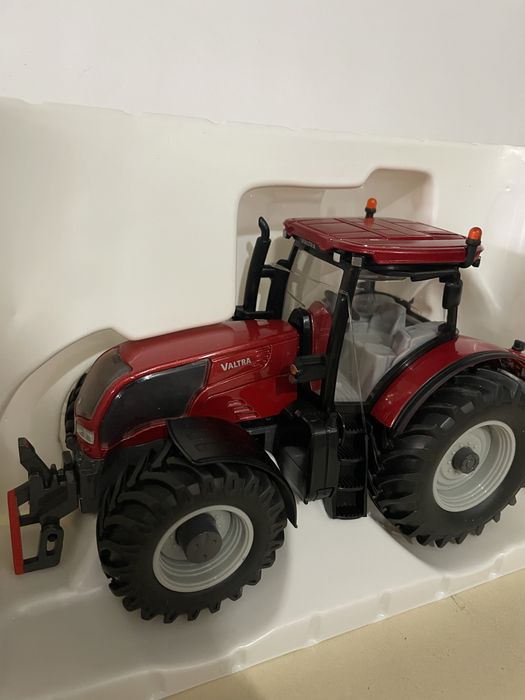 Trator Valtra 1:32