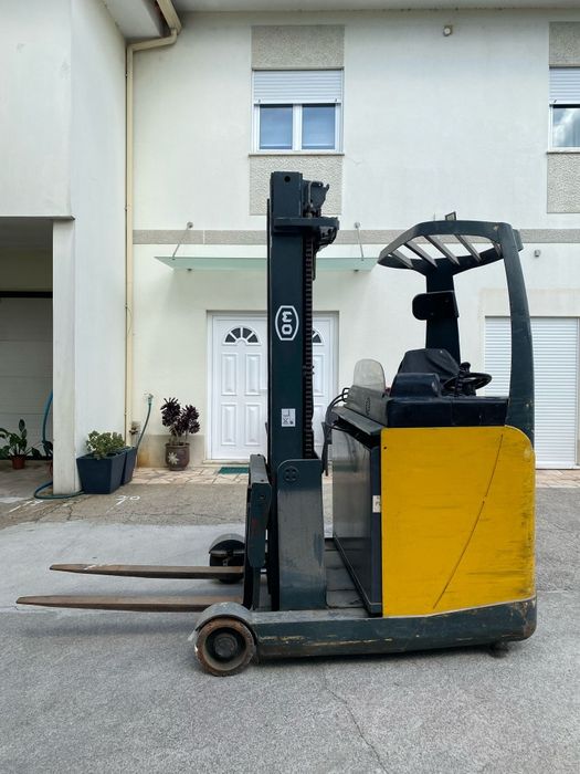 Empilhador retrátil 5m 1600kg elétrico