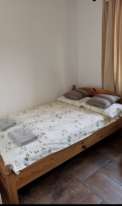 Łòźko drewniane- sosnowe .