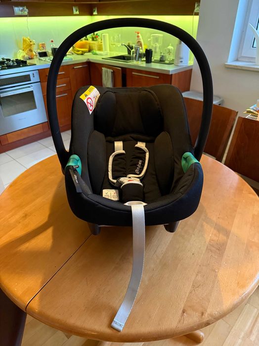 Fotelik samochodowy dla niemowląt Cybex Aton B2 i-Size z bazą One