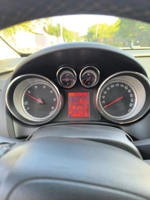 машина opel astra j 2014