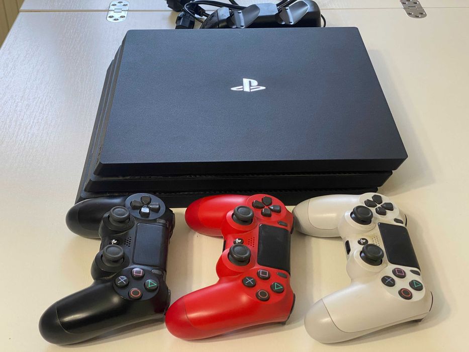 PS4 Pro + 3 геймпада Dual Shock + зарядка для геймпадів