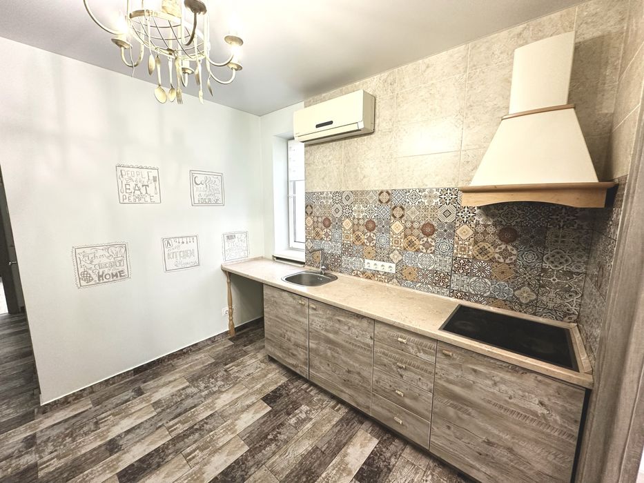 2 кімнатна квартира . Центральна частина Вишневого. Держпрограми.