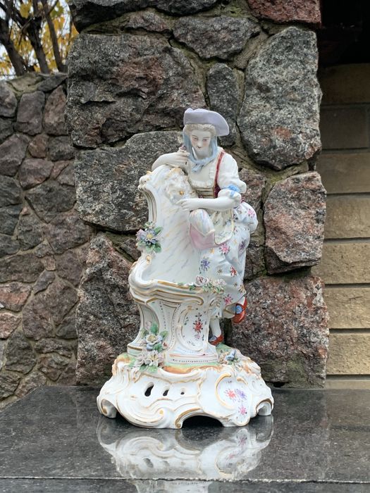 Антична порцеляна Дівчина набирає воду. CHARLES LEVY & CO PARIS