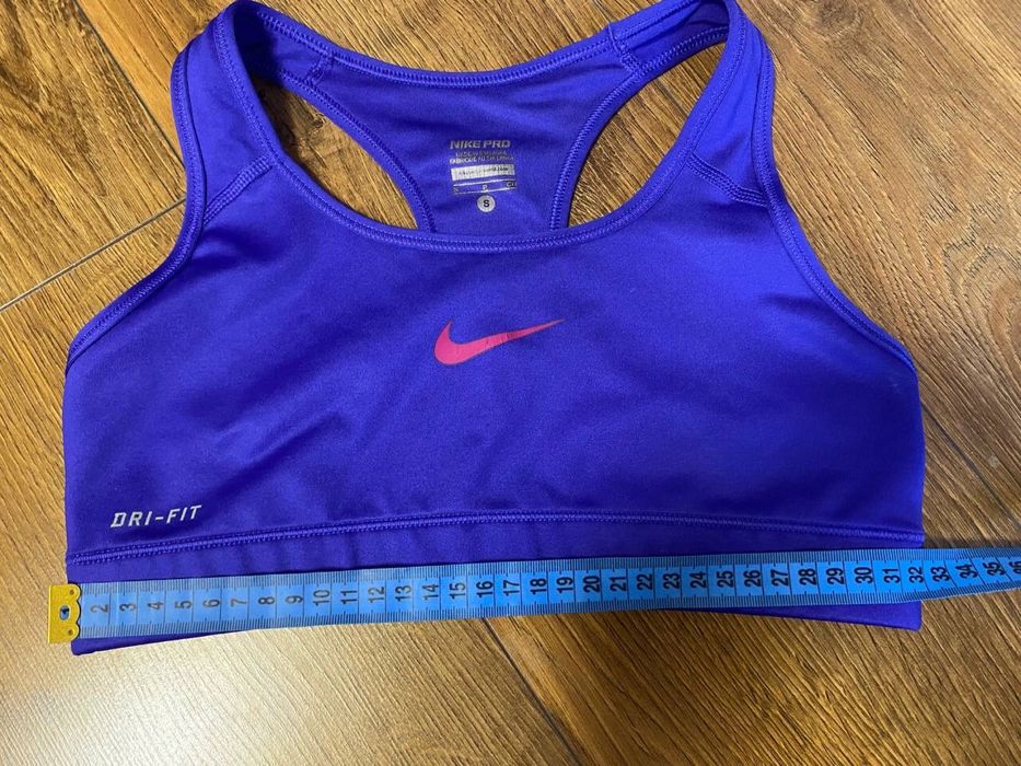Спортивний топ Nike