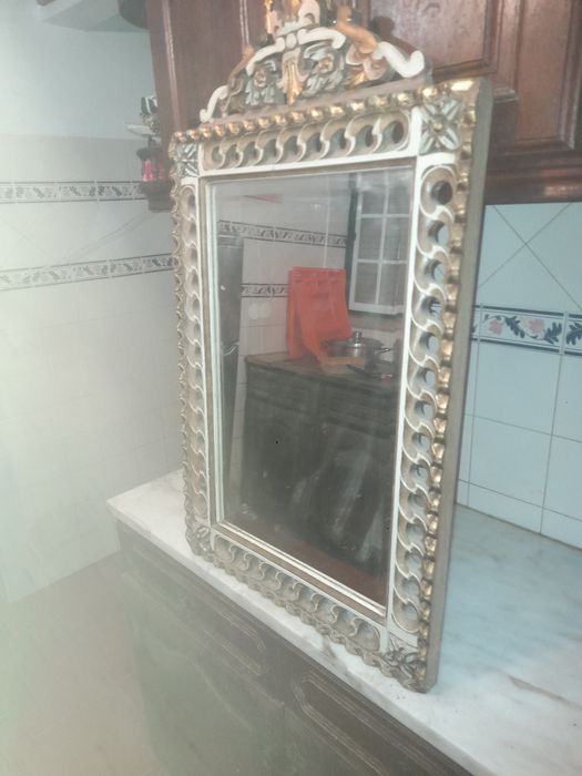 Espelho com Moldura Dourada