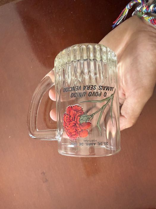 Caneca de Cerveja Vintage "25 de Abril de 1974 - O Povo Unido Jamais Será Vencido"