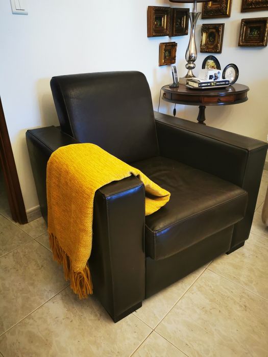 2 sofás de pele negra