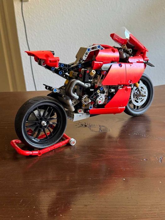LEGO 42107 Technic Лего мотоцикл Ducati Panigale V4 R