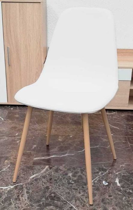 Pack de 6 cadeiras estofadas por 141€ com portes grátis.