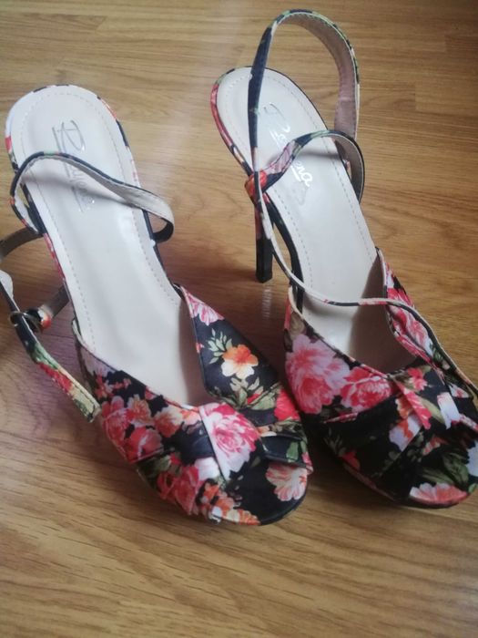 Sandálias floridas