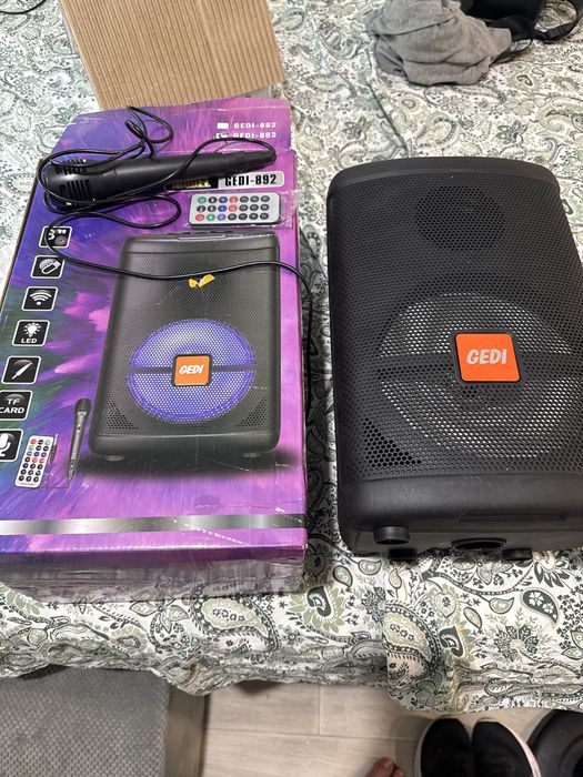Selling this speaker with microphone and remote control64752329989890120
