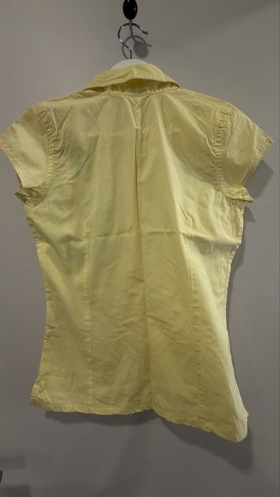 Camisa amarela com estampa tropical e número 8