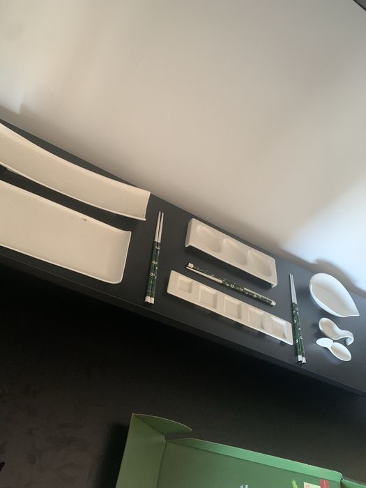 Serviço de Sushi em Porcelana Branca + Pauzinhos Reutilizáveis (Conjunto NOVO A ESTREAR)