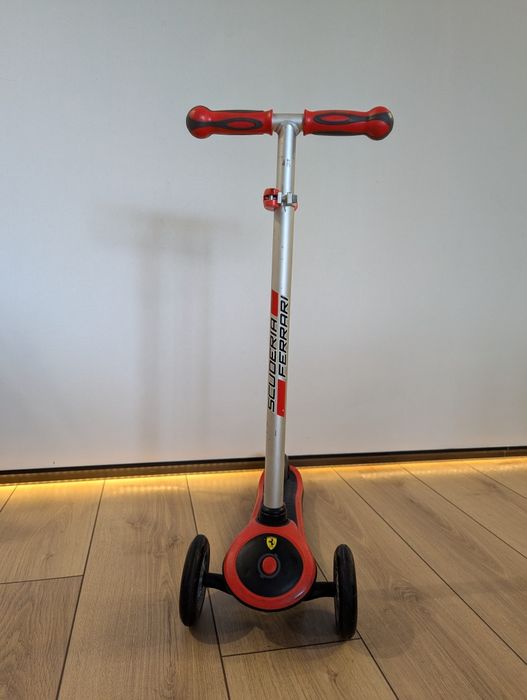 Дитячий самокат Ferrari