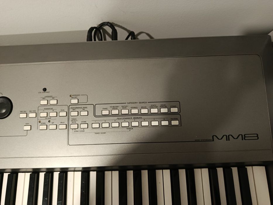 Piano Sintetizador Yamaha MM8 88 teclas C/suporte + saco de transporte