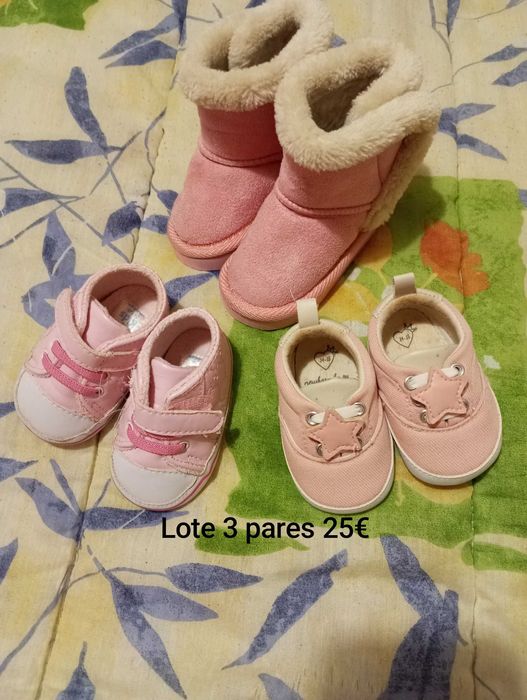 Vários artigos de bebé menina