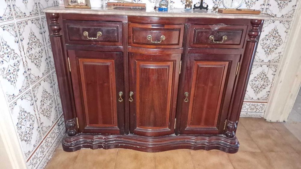 Aparador antigo em mogno com tampo em mármore