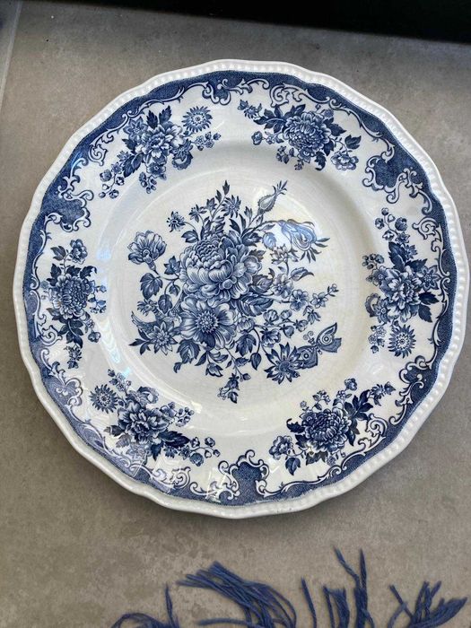 pratos porcelana inglesa wedgwood em dois tamanhos