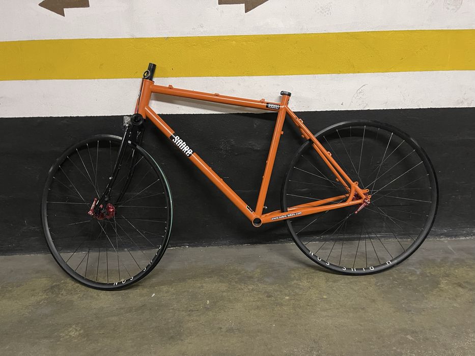 Quadro de bicicleta Sobre Versatil e garfo Surly (aço).