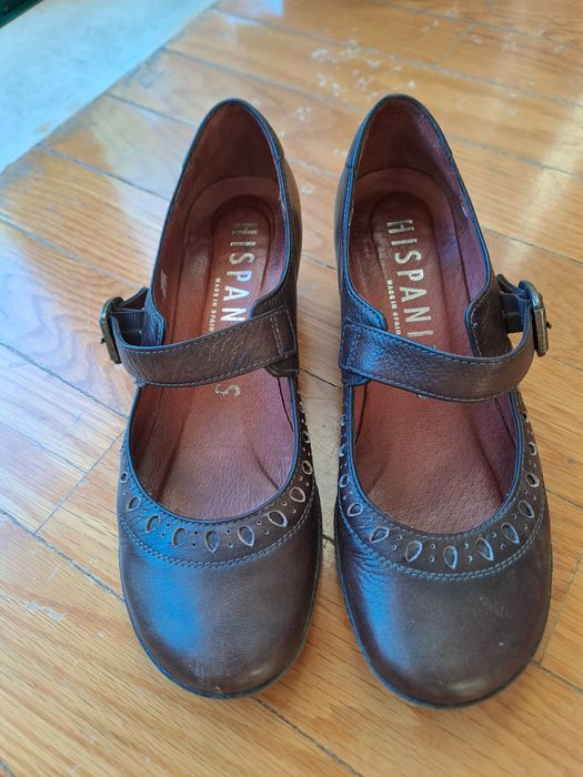 Sapatos castanhos hispanitas