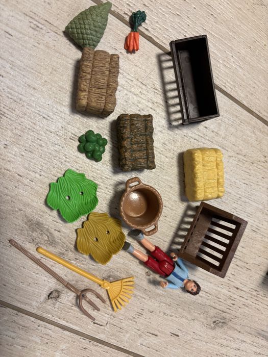 2 boxy dla koni (schleich i playmobil) + akcesoria