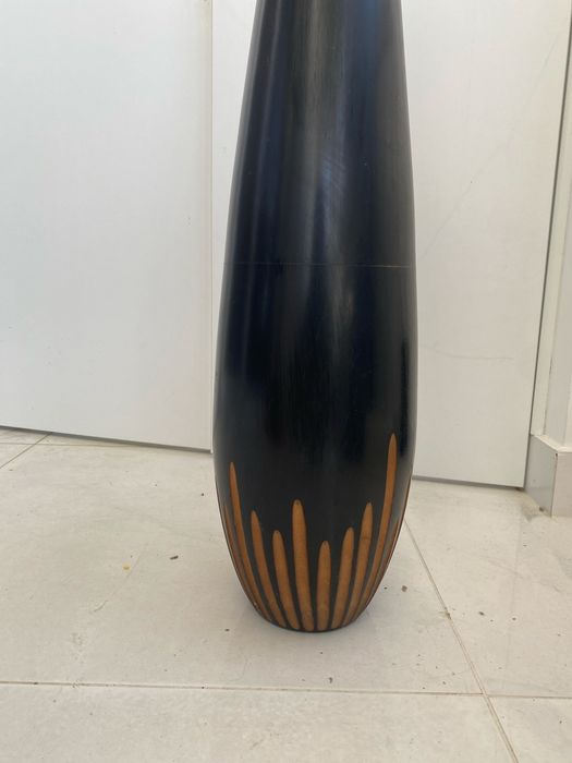 Vaso decorativo alto com arranjo seco