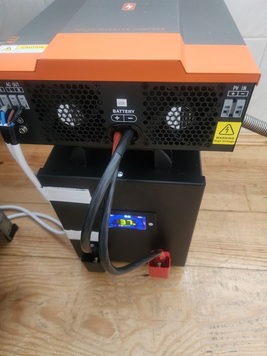 Продам гибридый инвертор POWMR на 2kw 12 в и Аккум 314 ah 12v 4000вч