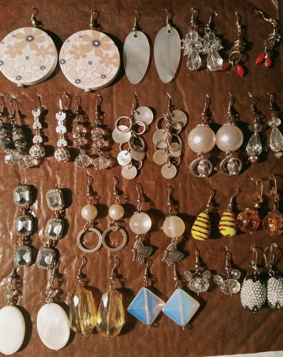 Серьги с натуральными камнями и бижутерия.