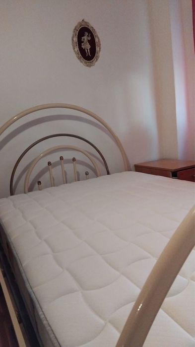 Vendo cama em ferro de casal
