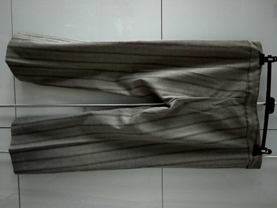 Spodnie materiałowe, szare w pasy, rozmiar 50, pas 100 cm.