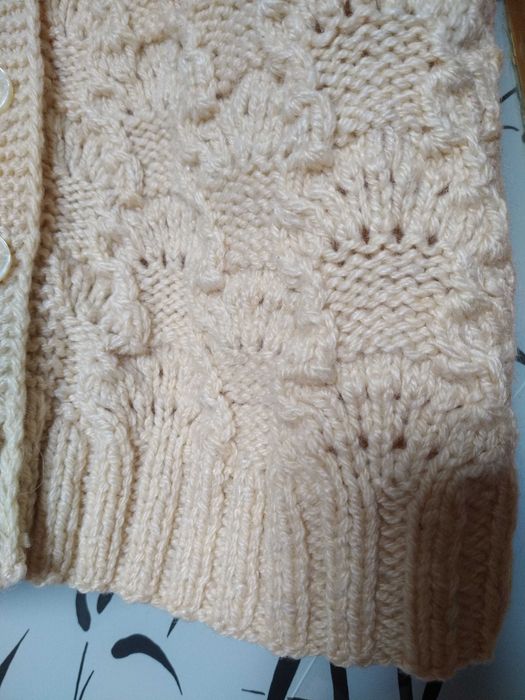 Тёплый,красивый, вязаный жилет ручной работы.