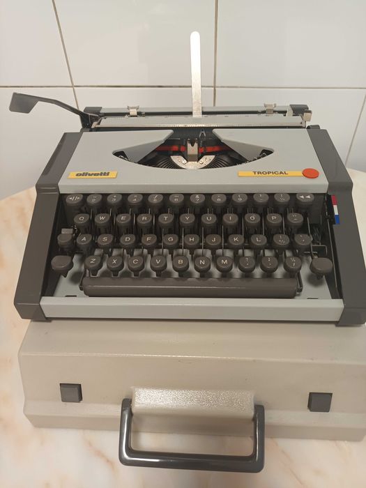 Máquina de escrever Olivetti Tropical