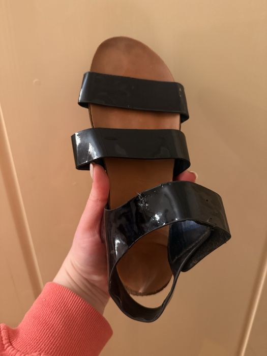 Подарую взуття 36 р