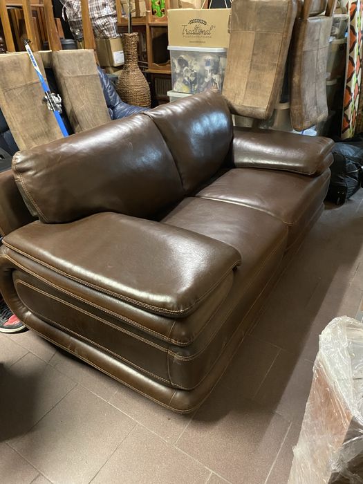Sofá em pele castanho