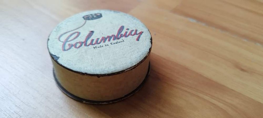 Caixa Columbia made in England muito antiga, das fitas para máquina de