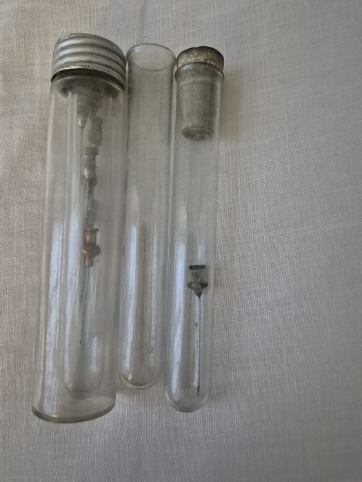 Antigo Kit de Agulhas Médicas Hipodérmicas C/ Tubos de Esterilização em Vidro – Décadas de 50/60