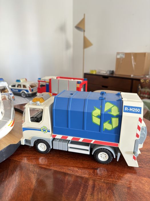 Brinquedos carros de policia, bombeiros, barco, ambulâancia , caminhao do lixo e muito mais