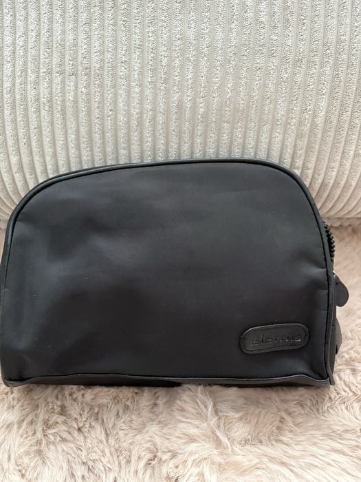 czarna kosmetyczka Elemis