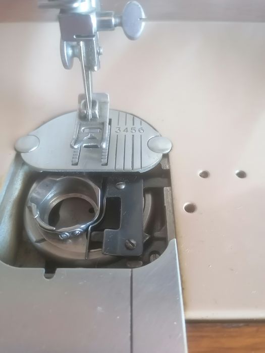 Máquina de costura Singer com todos os acessórios.