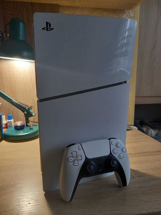 Продам Playstation 5 на гарантии память 1 тер без дисковода