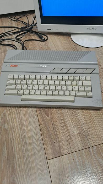 Atari 65xe z podelkiem