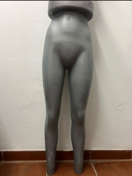 Manequim feminino preto ou cinzento