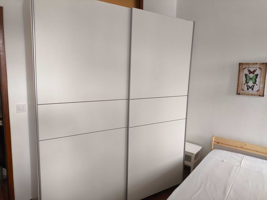 Roupeiro com portas deslizantes