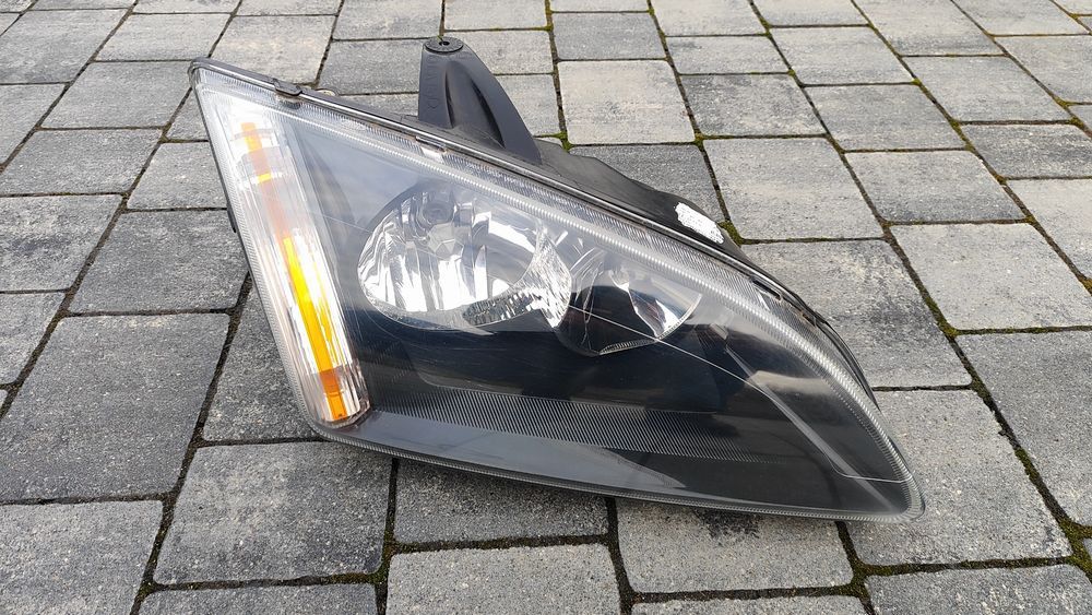 Lampa prawa przednia przód Ford Focus MK2.